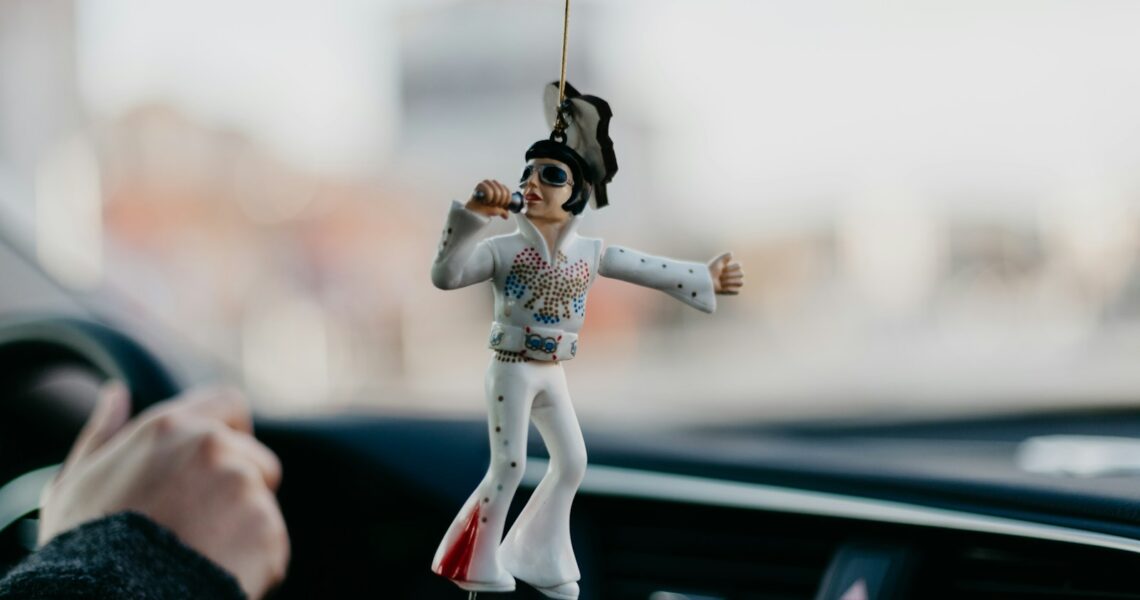 photographie en mise au point sélective d'une décoration d'Elvis Presley