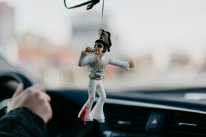 photographie en mise au point sélective d'une décoration d'Elvis Presley