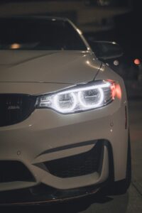 voiture blanche avec feu rouge