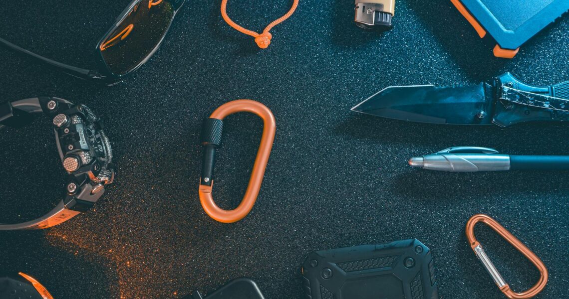 Une sélection organisée d'équipements de plein air et d'essentiels pour les amateurs d'aventure.