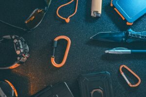Une sélection organisée d'équipements de plein air et d'essentiels pour les amateurs d'aventure.
